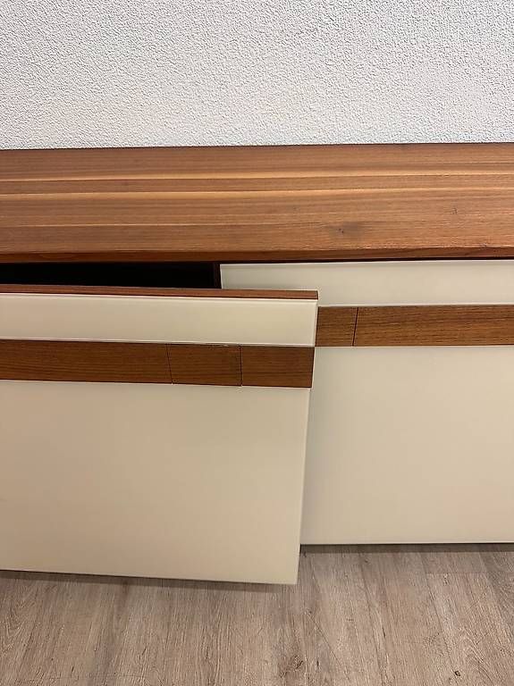 Team7 Cassettiere: Team 7 Cubus Sideboard Nussbaum Glasfront 240 cm – Usato da Obernau venduto da Arche_Noah_Brocki 1