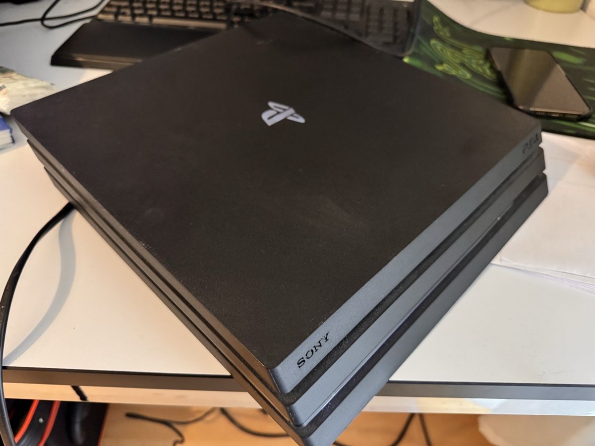 Sony Konsolen: Ps4 Pro, 2 Controller mit 19 spiele und 11 Blueray Sammlung – Gebraucht aus Zuzwil SG von