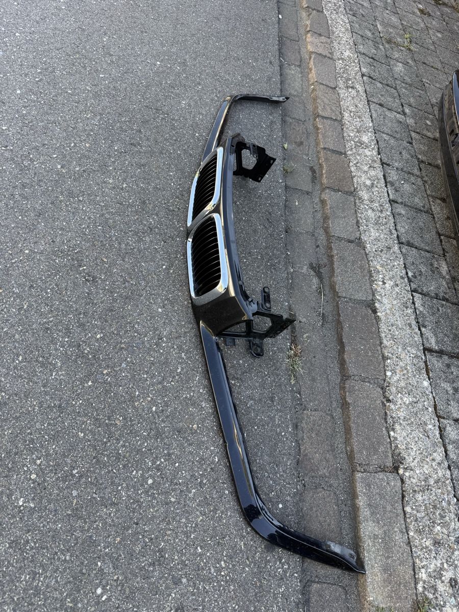 BMW Alle Autoersatzteile: Grillhalter inkl Nieren Bmw e36 – Gebraucht aus Mellingen von To1998 2