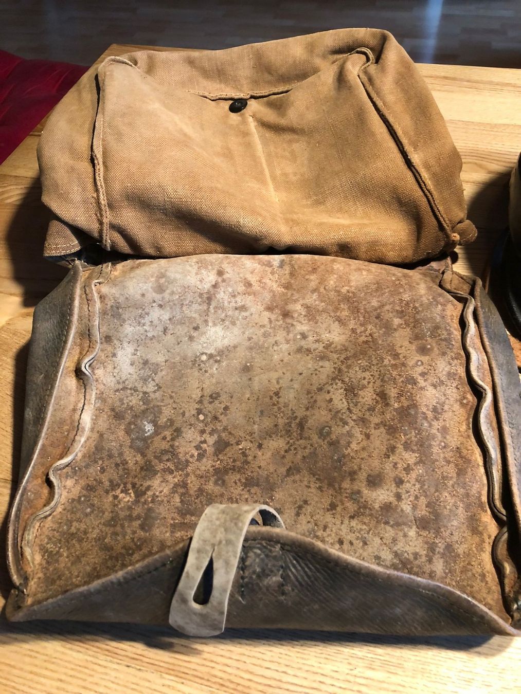 Abiti antichi: Antiker Helm +Leder/Stofftasche – Usato da Röschenz venduto da Tashroal 2