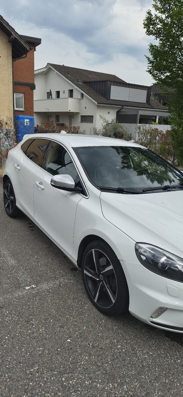 Volvo Autos: Volvo V40 T5 R-Design 254PS – D'occasion à Dottikon par spore1990 1