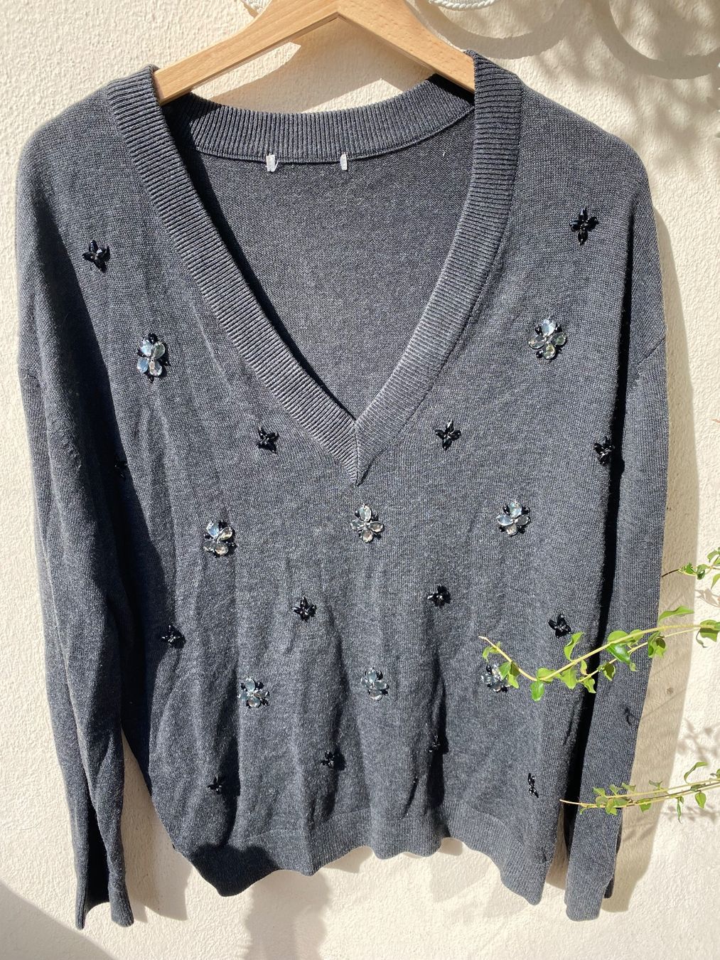 Maglioni & Felpe: Pull en maille gris avec ornements taille M bon état – Usato da Genève venduto da lejardindesvetements