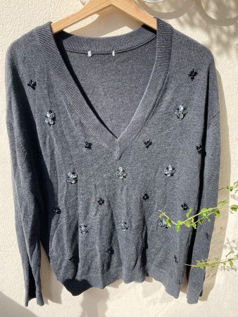Pull en maille gris avec ornements taille M bon état