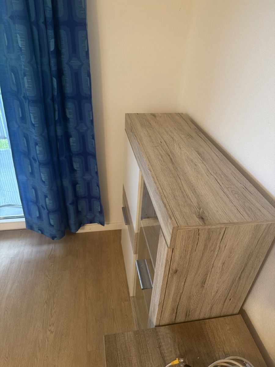 Credenze: Credenza moderna legno e bianco con ripiani e ante – Usato da Wil SG venduto da sal_5s28 1