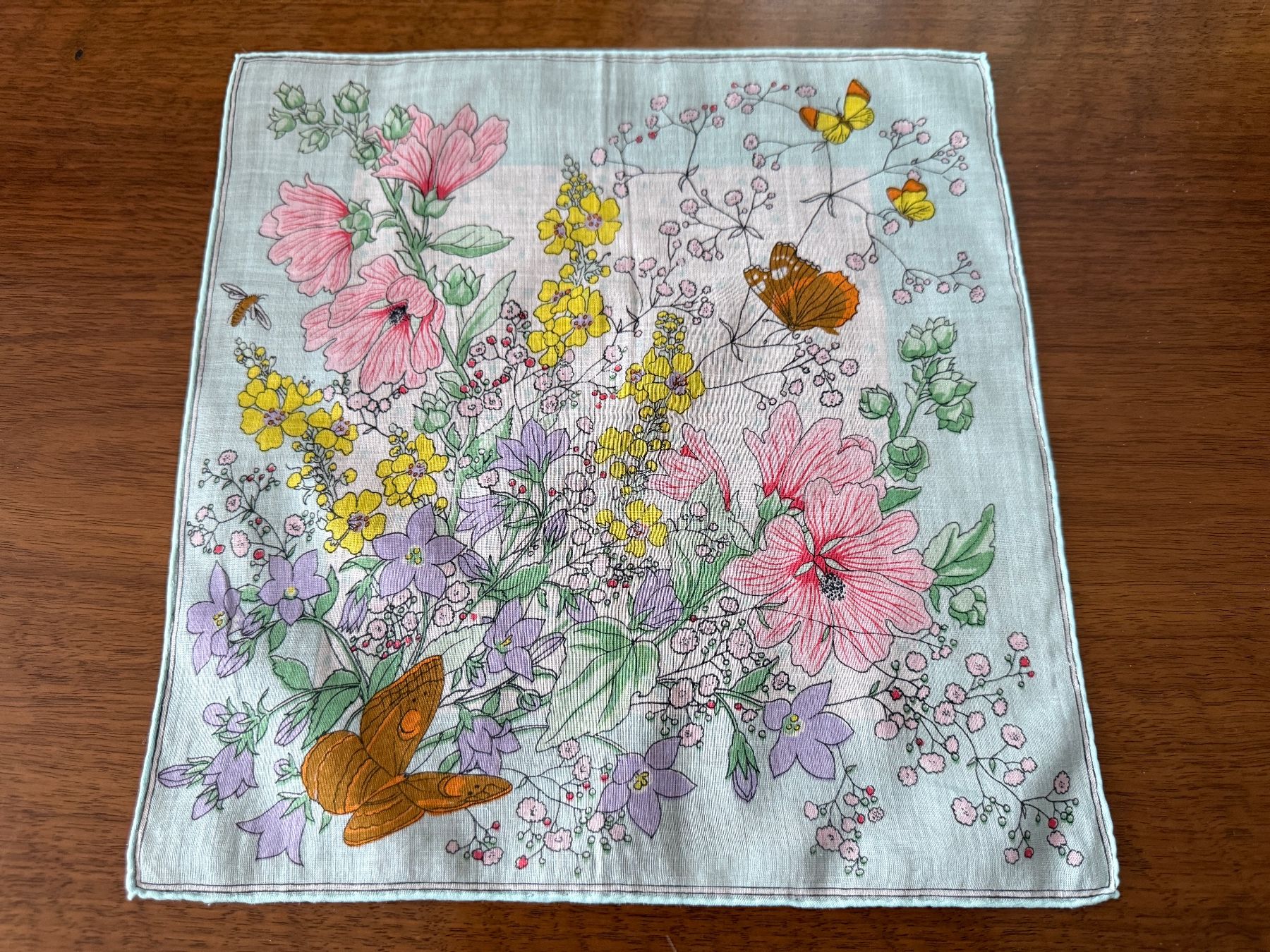 Autres vêtements & accessoires: Taschentuch mit Blumenmuster und Schmetterlingen – D'occasion à Erstfeld par Mario_boe0 1