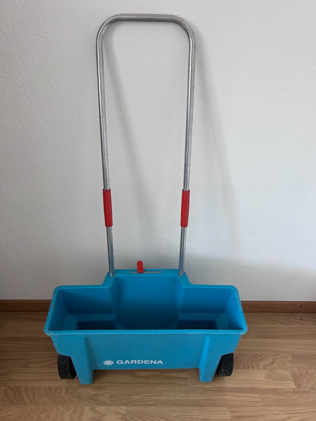Sonstige Gartengeräte: Streuwagen Gardena – Gebraucht aus Gansingen von Husner