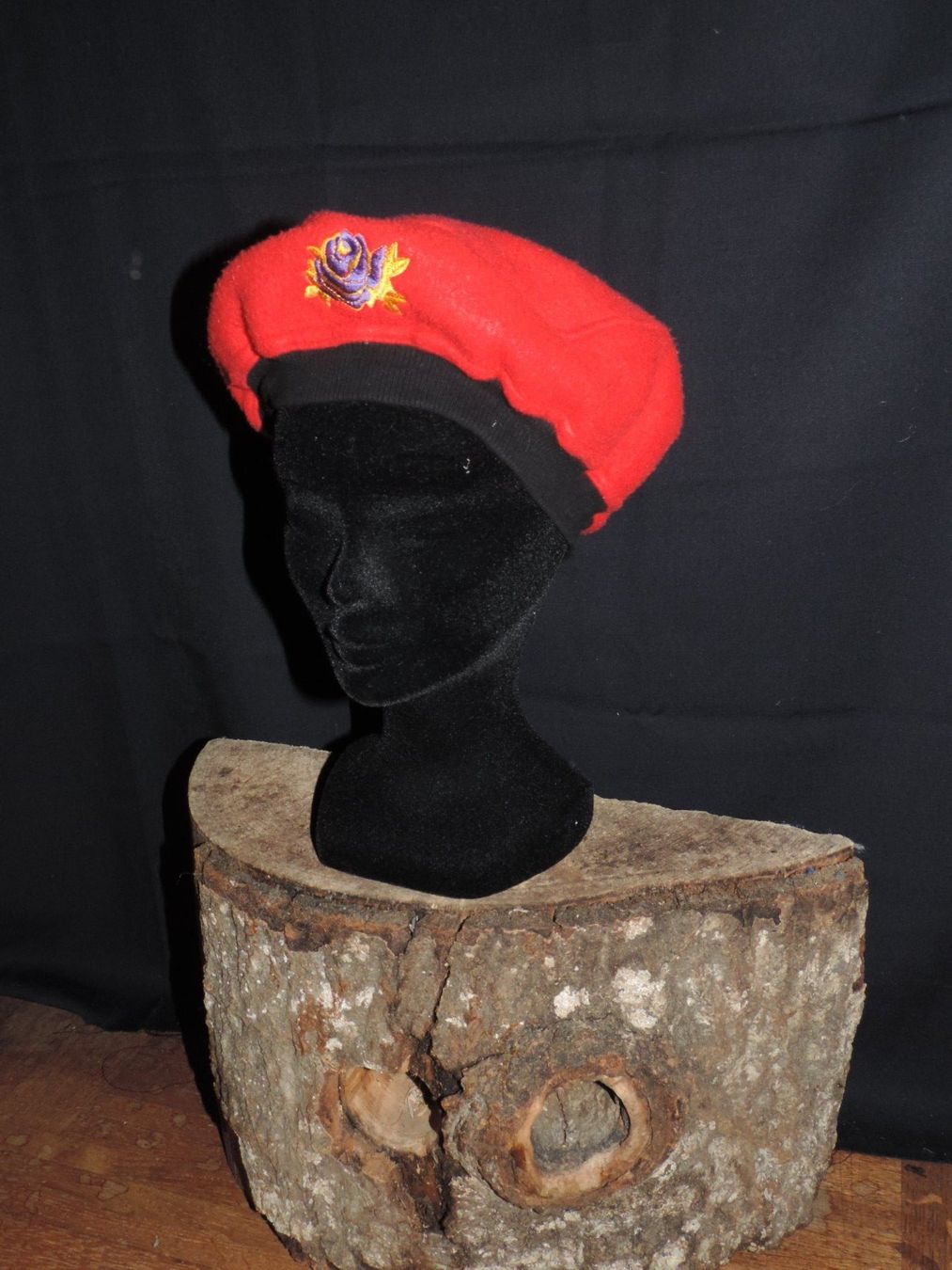 Copricapi, berretti & cappellini: béret rouge avec fleur – Usato da Genève venduto da Axelle333 2