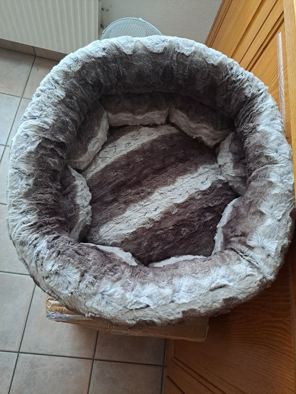 Liege- & Schlafplätze: Neues Hunde- oder Katzenbett. Größe: 55 x 55 x 27 cm – Neu und originalverpackt aus Morens FR von Kiscica 1