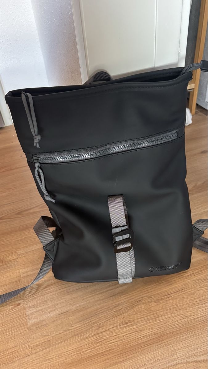 Sacs à dos: Schwarzer Rucksack – D'occasion à Roggwil BE par R..