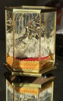 Wunderschöne Heuschrecke in Glasvitrine auf Quarz-Dekoration