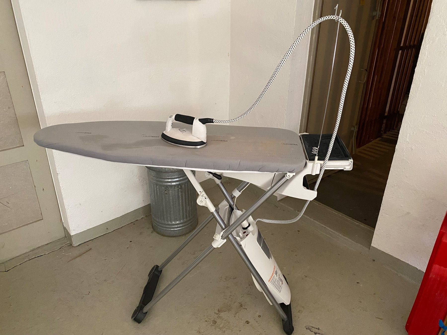 Laurastar Bügeleisen: LauraStar Pulse Silver Bügelsystem gebraucht – Gebraucht aus Baden von dal_r5zm