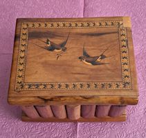 Intarsien Holz Schatulle mit Schwalben Motiv, 