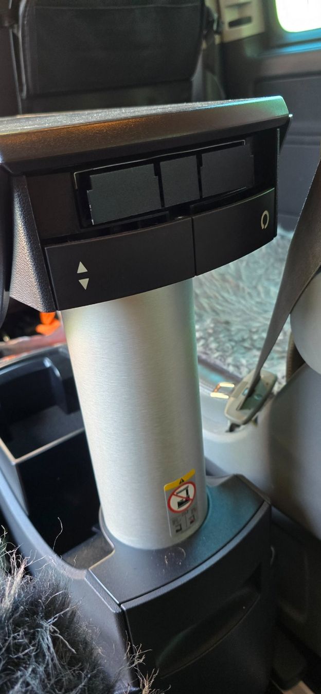 Volkswagen Toutes les pièces auto: VW Multivan Tisch – D'occasion à Thalwil par argun 2