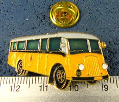 SAURER POSTAUTO FLACHE SCHNAUZE OLDTIMER BUS PIN GEPRÄGT