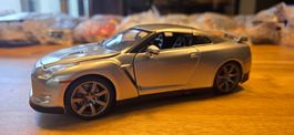 Nissan GT-R Modellauto silber 1/24