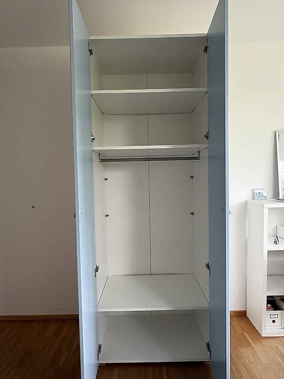 Armoires: Kleiderschrank aus Holz – D'occasion à Uetikon am See par ean_w9tp 2