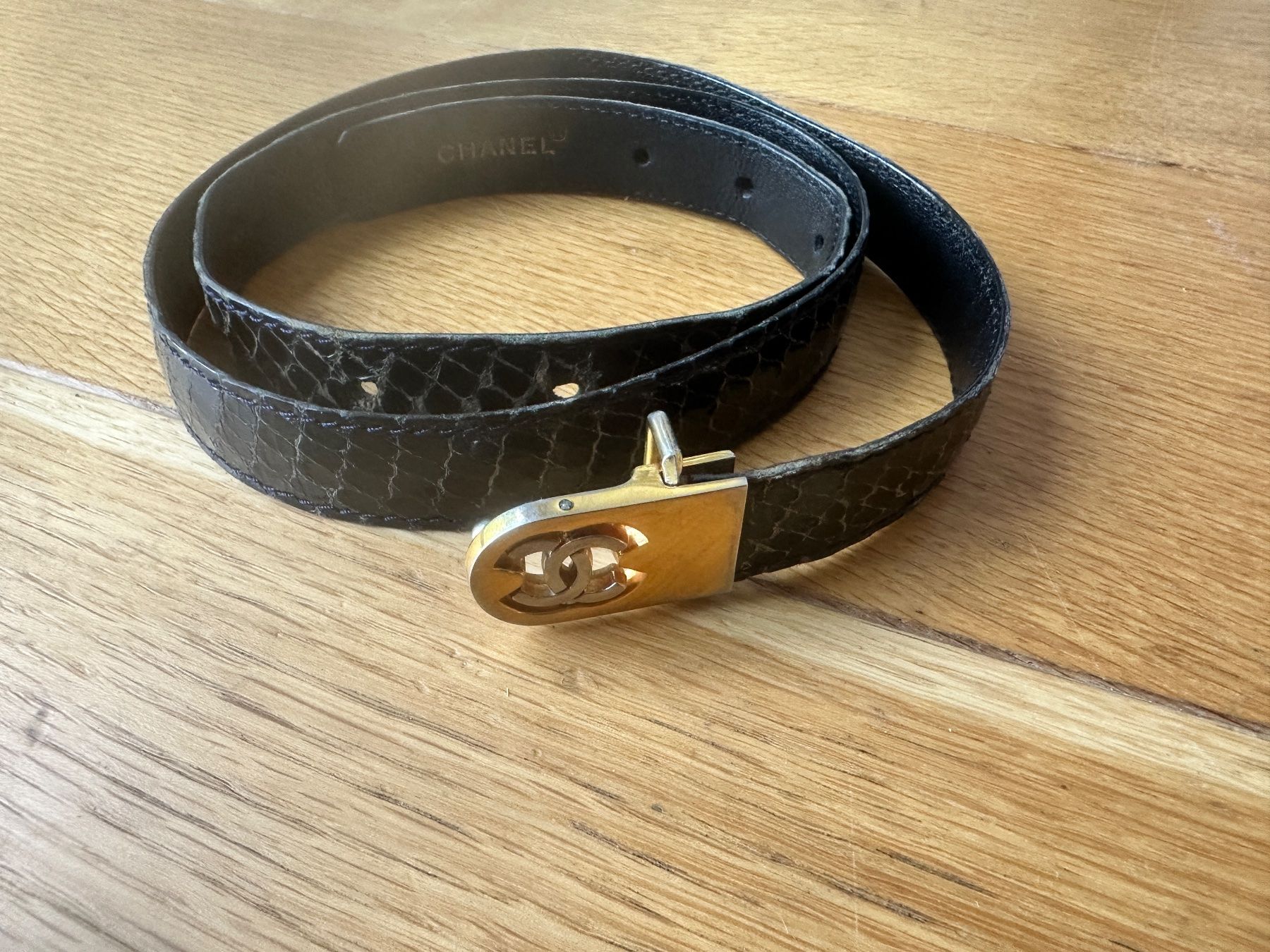 Chanel Cinture: Chanel Crocodil Gürtel 85 cm – Usato da Basel venduto da boo_dc8c