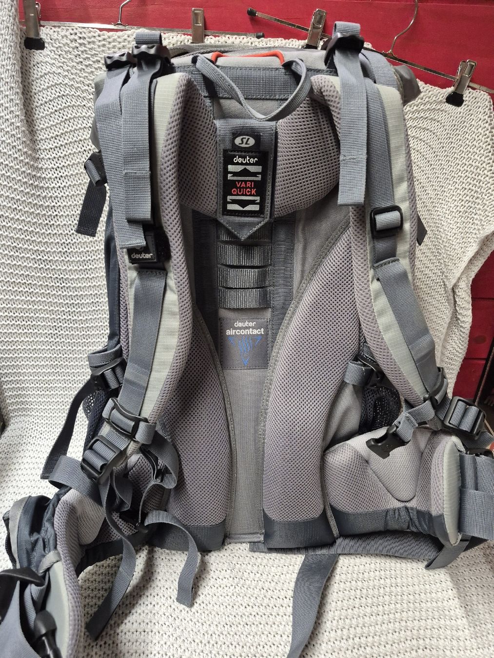 Deuter Zaini: Deuter Rucksack Act Lite 35 + 10L Orange grau – Usato da Merligen venduto da muss_haben 1