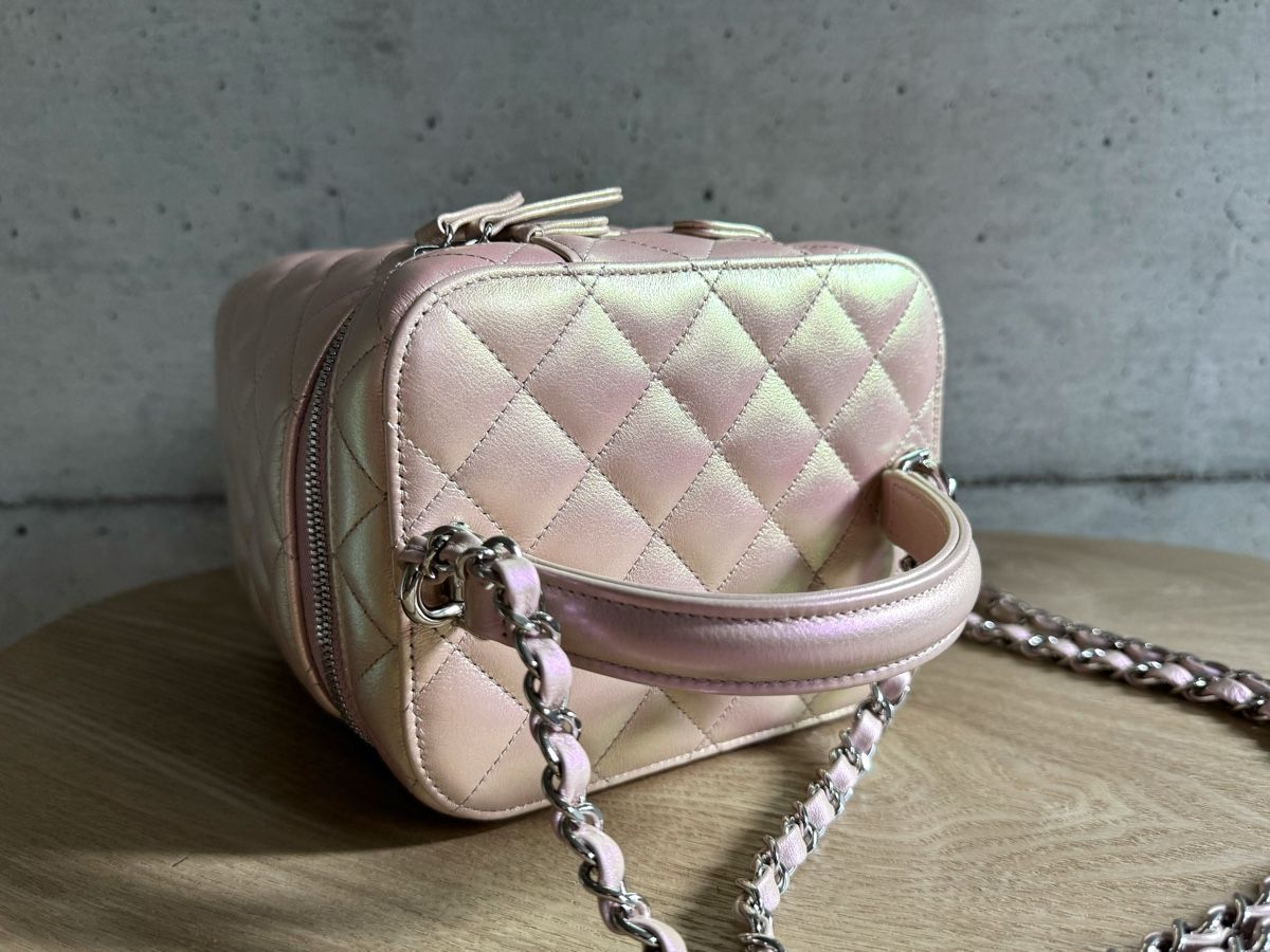 Chanel Taschen für Damen: CHANEL Iridescent Quilted Top Handle Vanity Sac Tasche – Neu (gemäss Beschreibung) aus Kriens von hannaandkiko 6