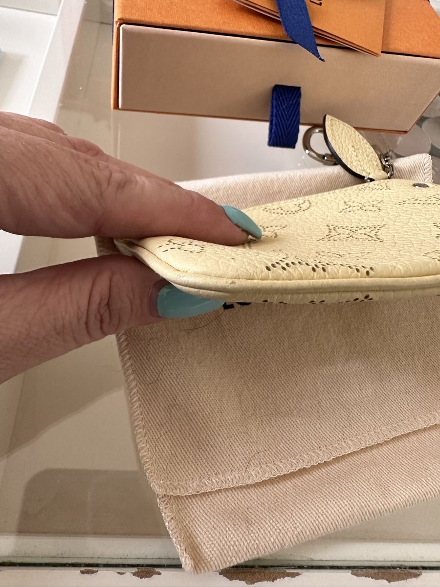 Louis Vuitton Portachiavi: Louis Vuitton porte cles mahina leather – Usato da Mendrisio venduto da ketolin 2