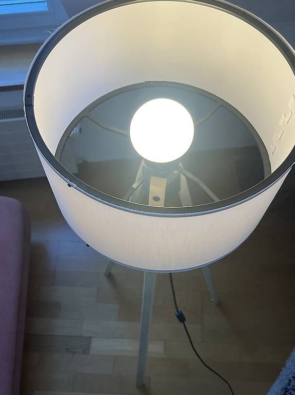 Lampade: Skandinavische Stehlampe mit Holzfüssen – Usato da Zürich venduto da Hushpuppy_eats 3