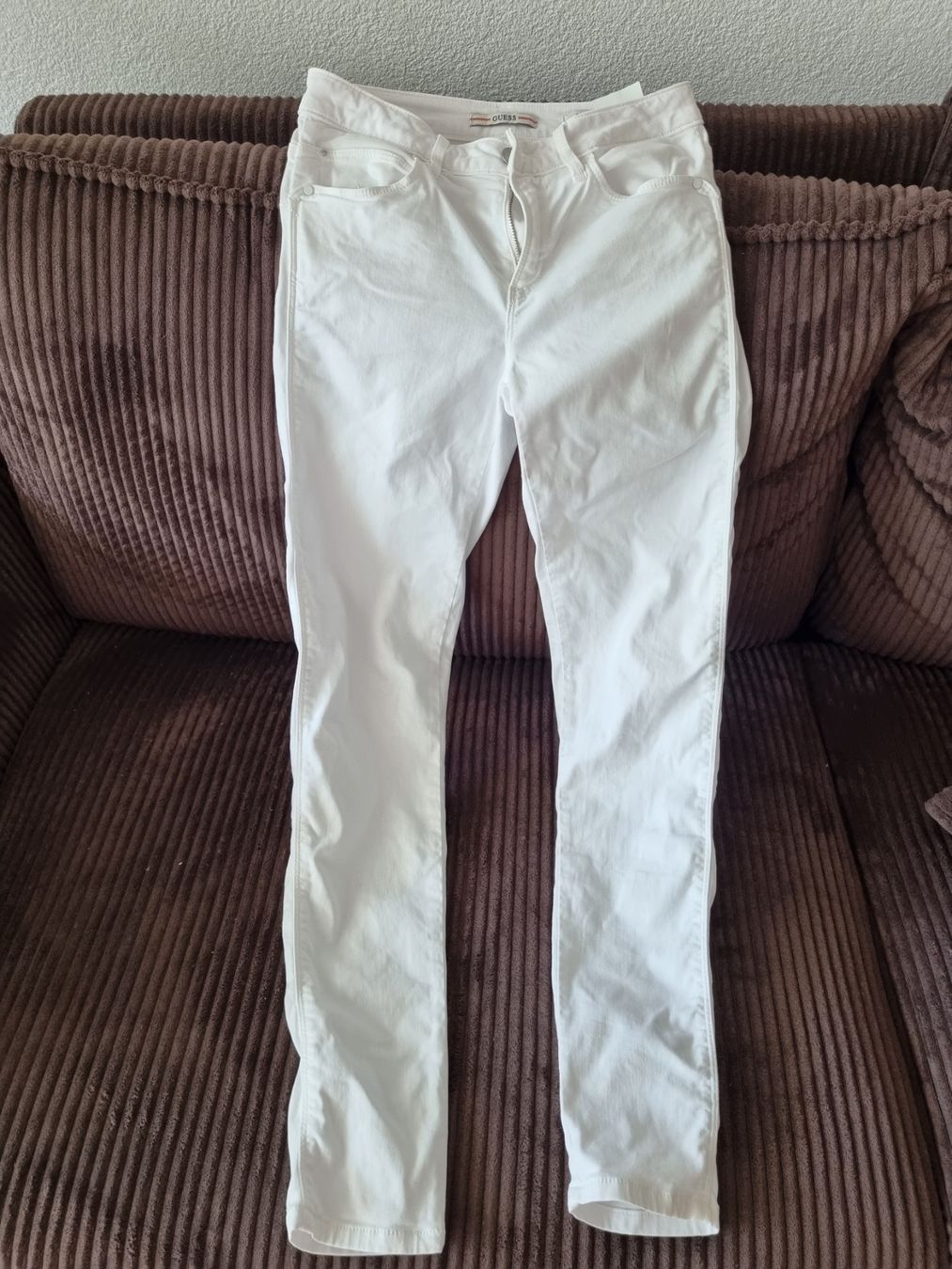 Guess Pantaloni: Pantalon Guess blanc, taille 27, comme neuf – Usato da Riddes venduto da pierre-a-facettes