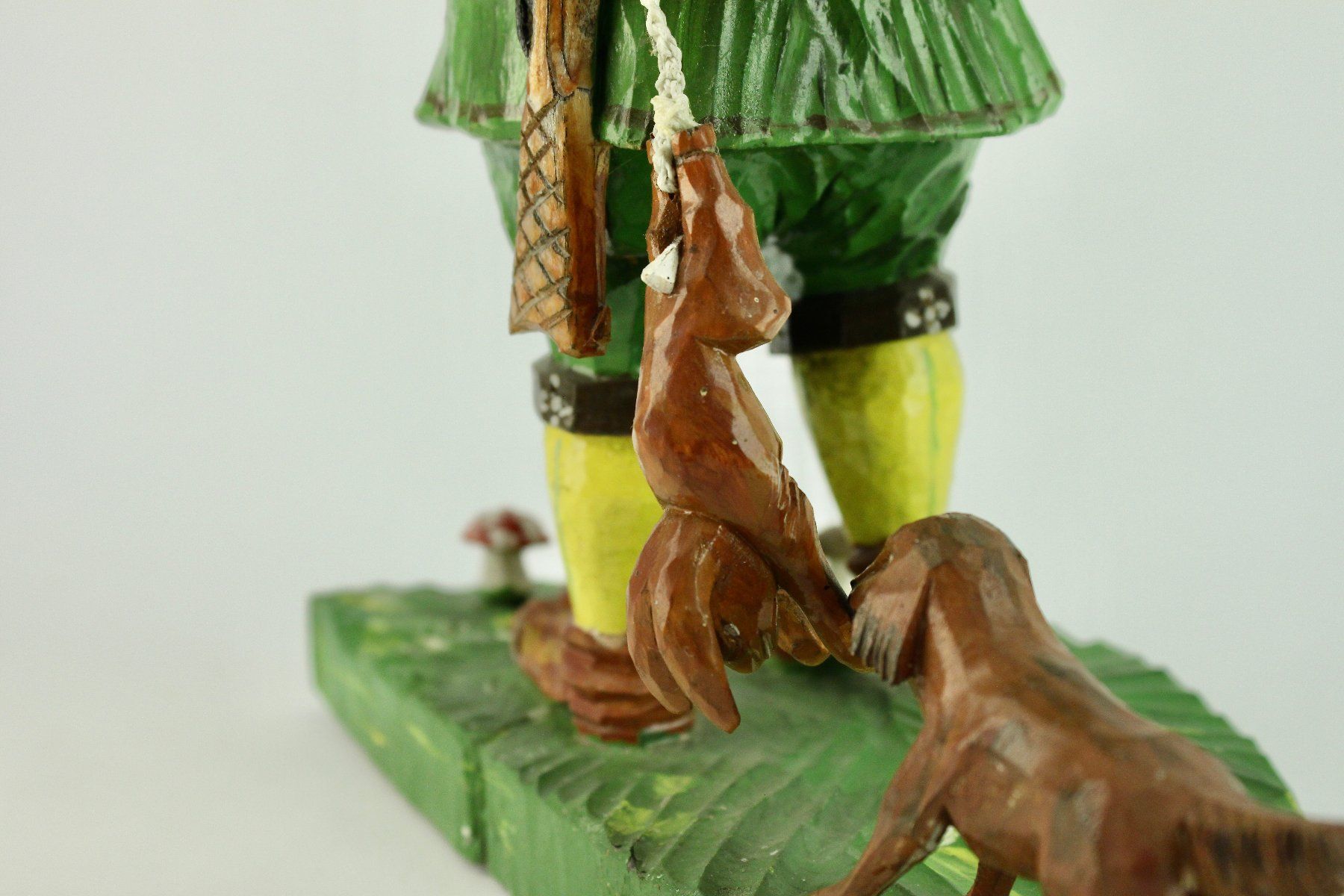 Statuette: JÄGERFIGUR, HOLZ GESCHNITZT. MONOGRAMMIERT HF. – Usato da Grandcour venduto da Flowerstyle 7
