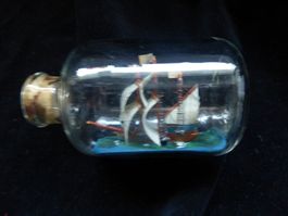 Segelschiff in sehr kleiner Flasche