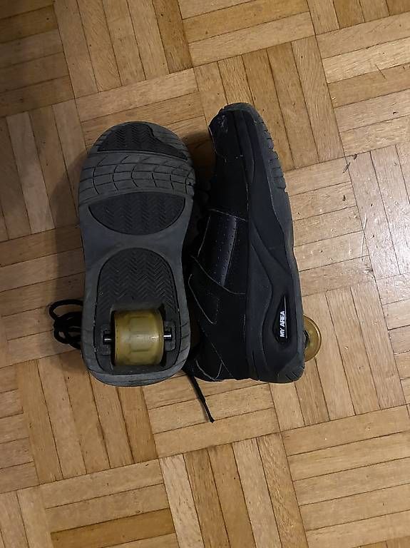 Scarpe da uomo: Schuhe mit Rollen Gr.34 – Usato da Emmen venduto da Aribini 1