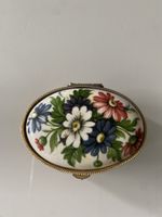 Belle boîte à pilules vintage avec motif floral, parfait