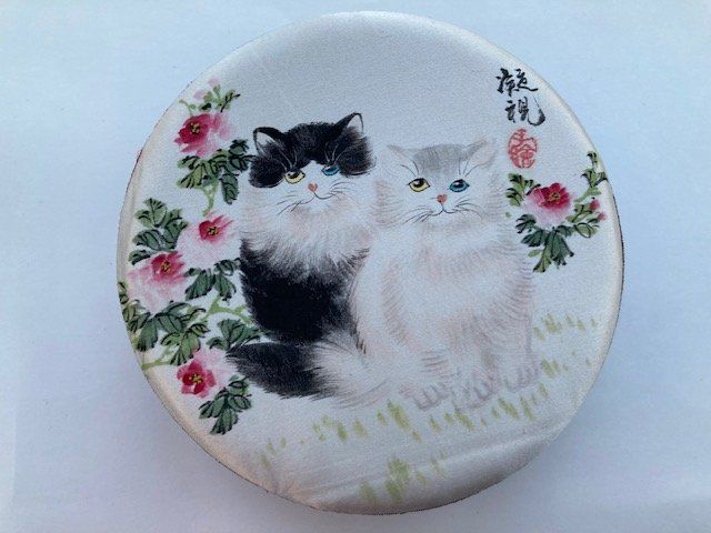 Alle Dekorationen: Dose mit Katzenmotiven auf Seidenstoff, Durchmesser 16 cm – Gebraucht aus Pratteln von Dollshop