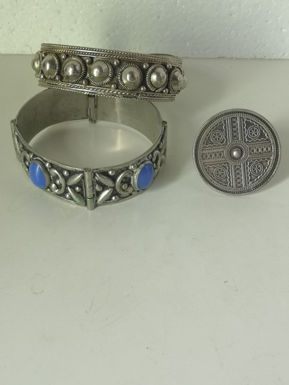 Altri gioielli: Zwei Armbänder und ein Ring aus Silber. – Usato da Bern venduto da Yunkom 2