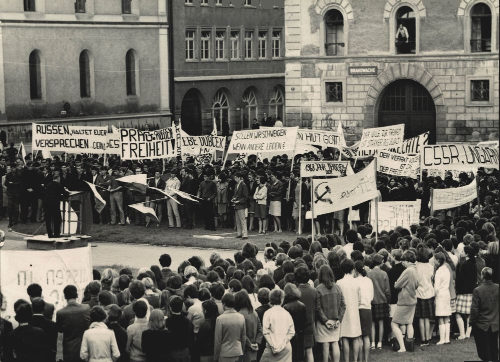 Pressefoto St. Gallen, SchülerCSSRKundgebung Kaufen auf Ricardo