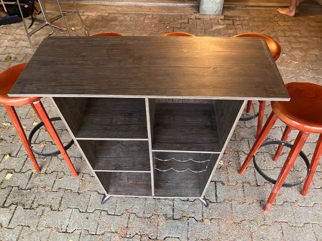 Sgabelli: Bar / Bistro Tisch mit 5 Barhocker aus Holz – Usato da Fislisbach venduto da Promo 3