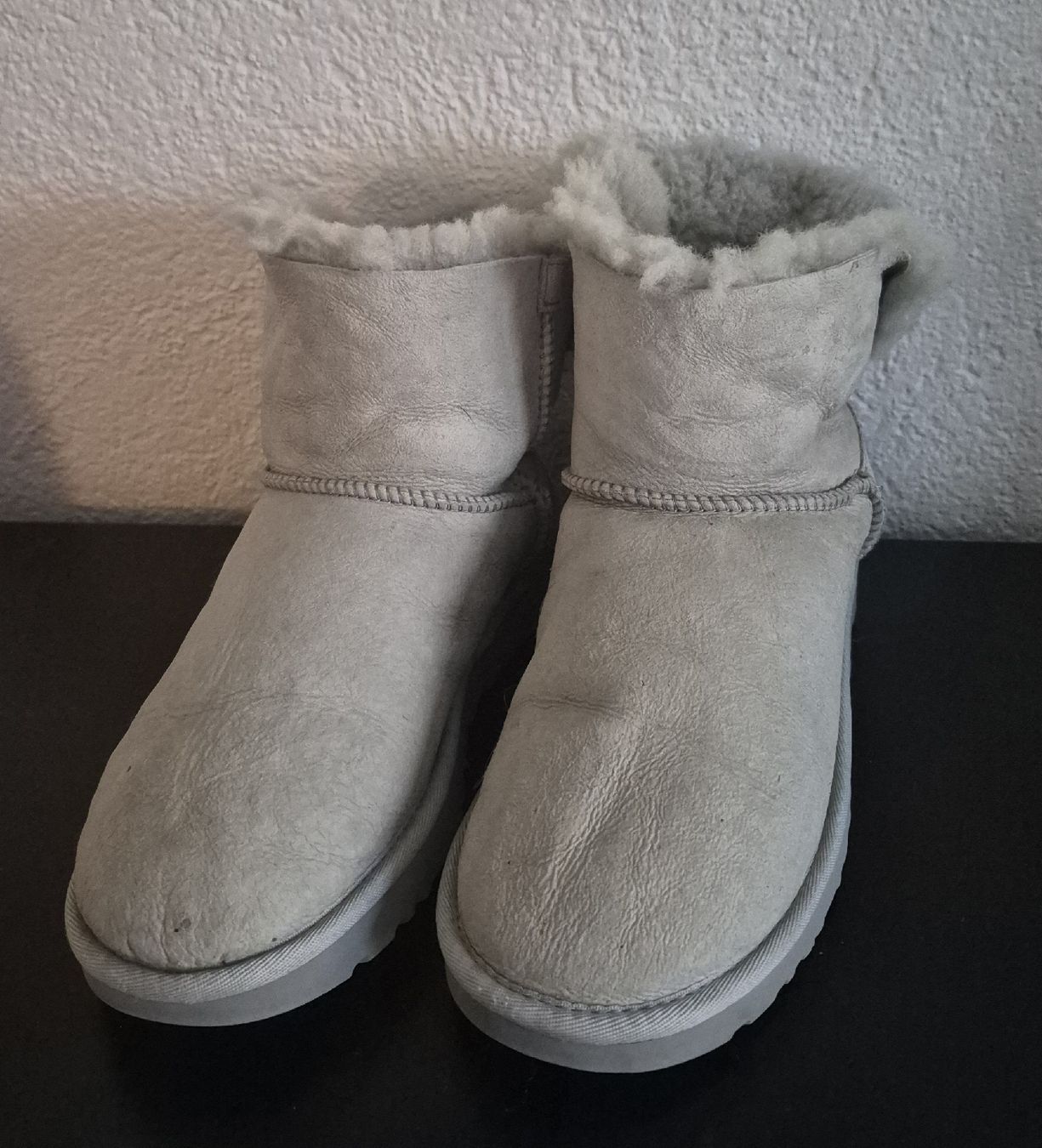 Ugg Damenschuhe: UGG Mini Bailey Bow II Winterstiefel grau Gr. 39 – Gebraucht aus Naters von Monika-K 1