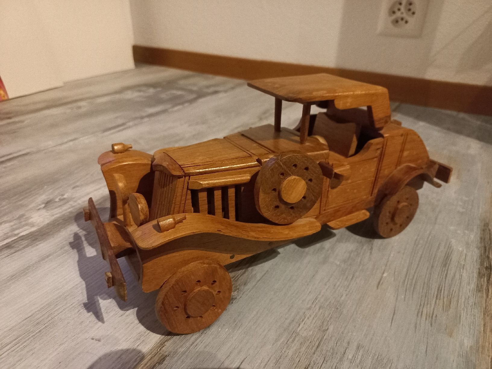 Modellautos: Voiture en bois 1/18 – Gebraucht aus Attalens von remy_s00