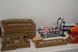 1 Holzspielbahn mit viel Zubehör - Schienen/Verbinder/Div.
