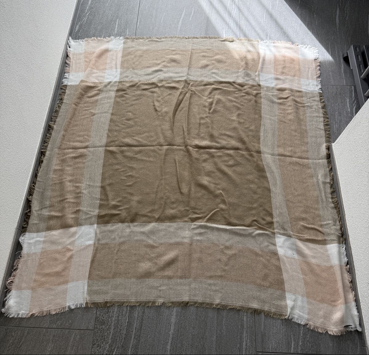 Foulard & Sciarpe: XXL Schal 137x137cm – Usato da Müllheim Dorf venduto da Lyly04
