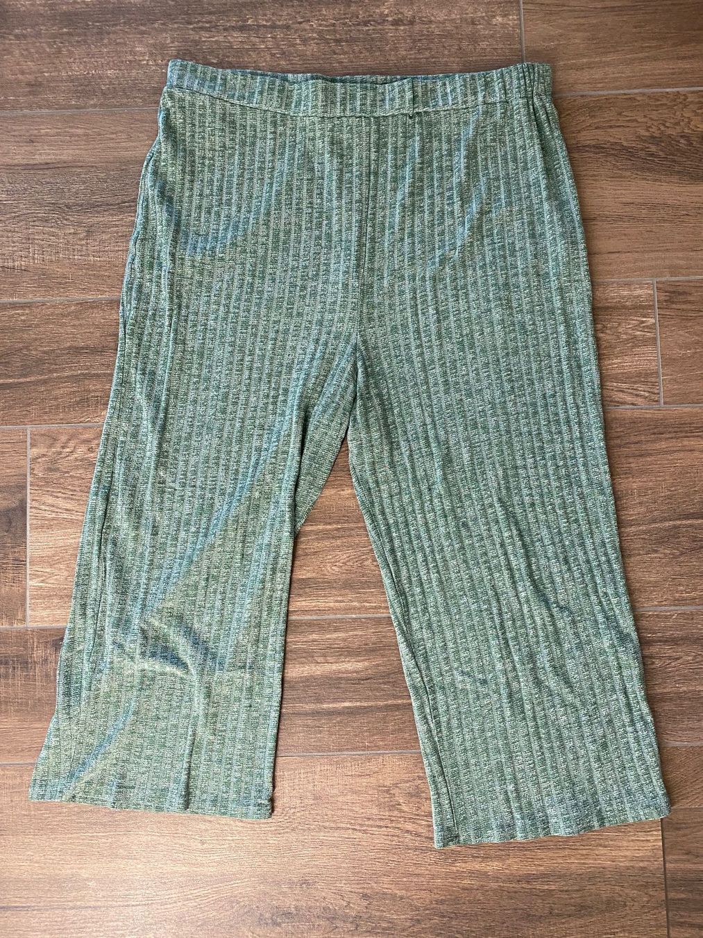Asos Hosen: Asos Design Curve Hose elastisch grün Gr. 52 – Gebraucht aus Pratteln von a23_j2gs 1