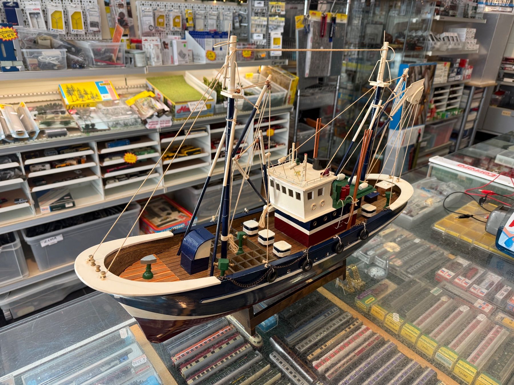 Kit di modellismo & Modellini statici: Peschereccio in legno da 70cm boot nave – Usato da Chiasso venduto da Carrara-Modellismo 1