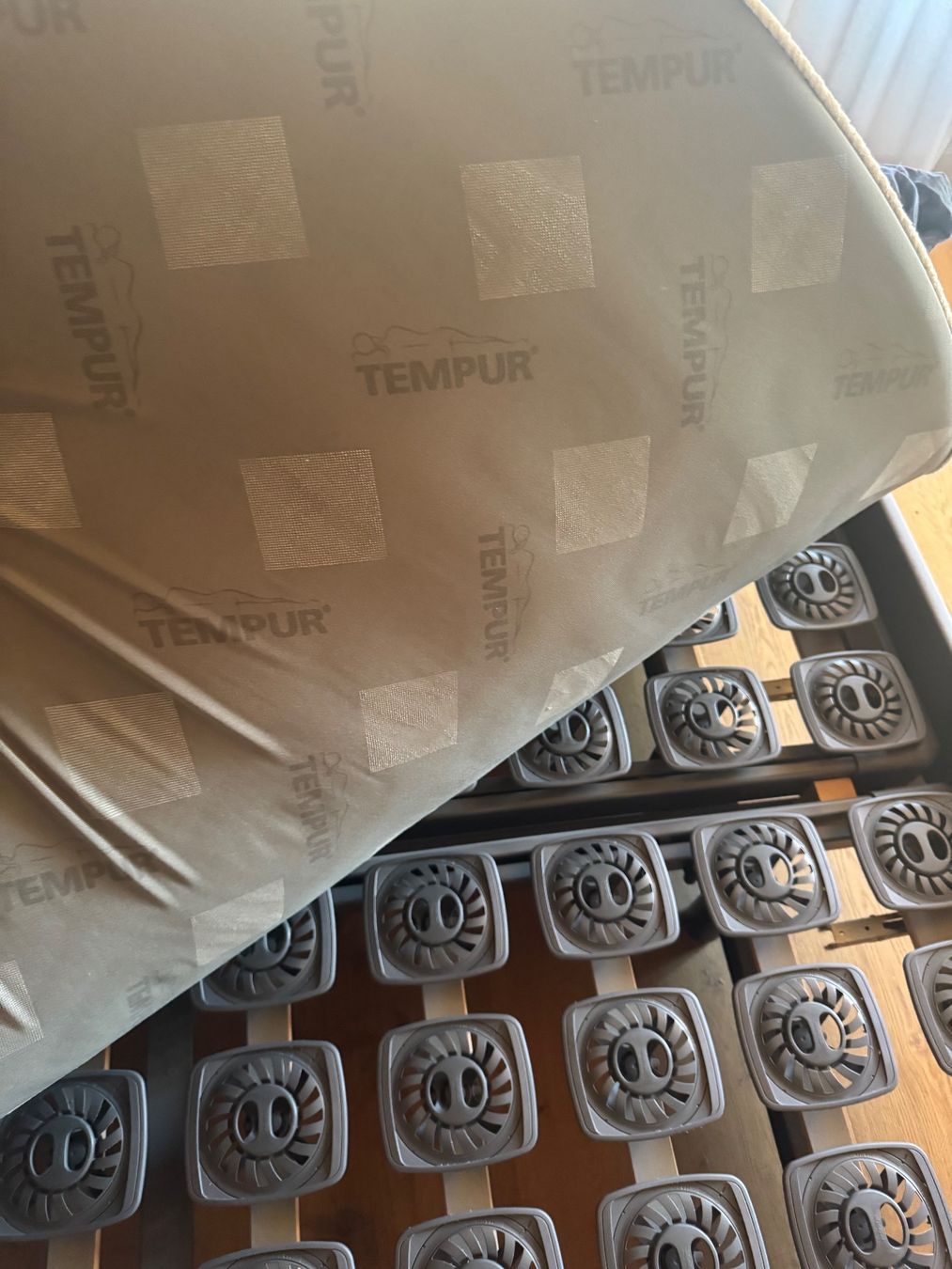 Lits: Tempur Bettgestell mit Matratze grau – D'occasion à Zuchwil par Bluejay79 9