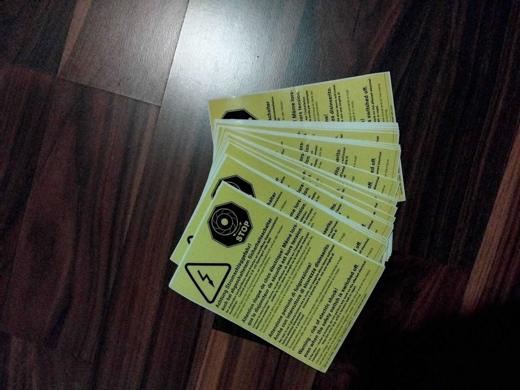 Aufkleber: Warnaufkleber Stromschlaggefahr – Neu und originalverpackt aus Ruswil von Swissflip 1