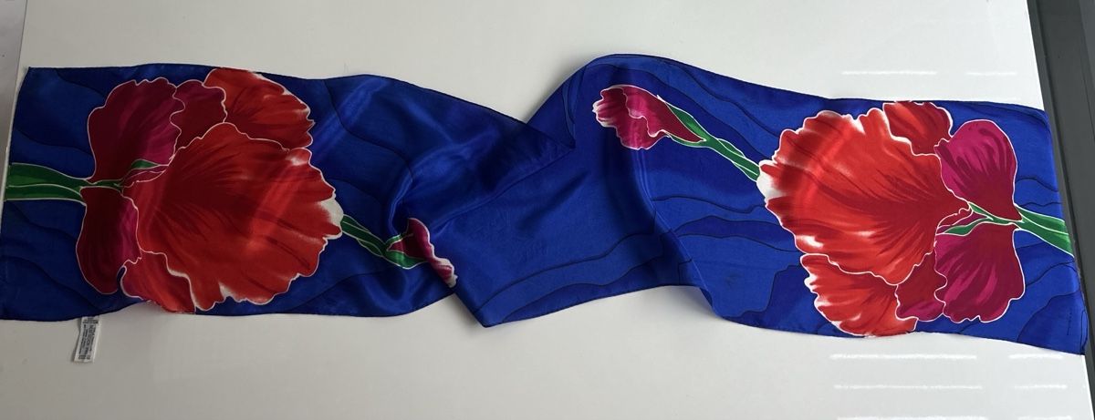 Foulards & écharpes: Blue silk scarf with red floral print – D'occasion à Saland par ele_vc96