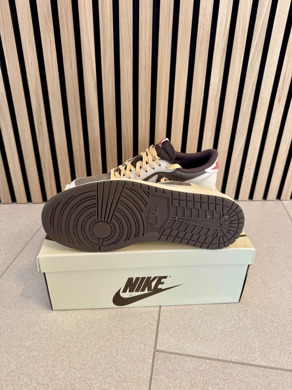 Nike Herrenschuhe: Nike Travis Scott Reverse Mocha - Gr. 42.5 – Gebraucht aus Illnau von  5