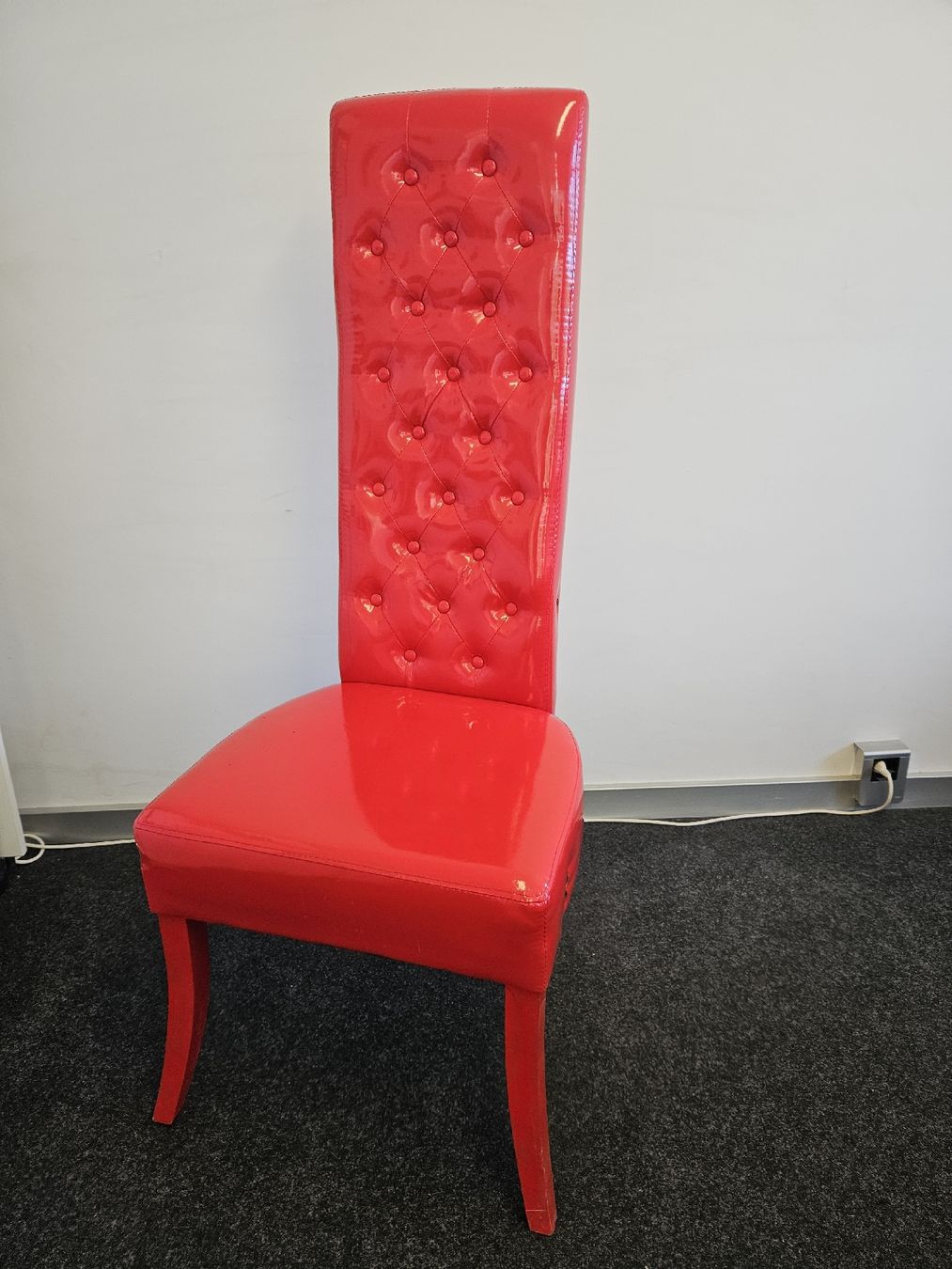 Chaises: Roter Stuhl mit Kunstleder Sitzhoehe 50cm – D'occasion à Winterthur par Dachs28 1