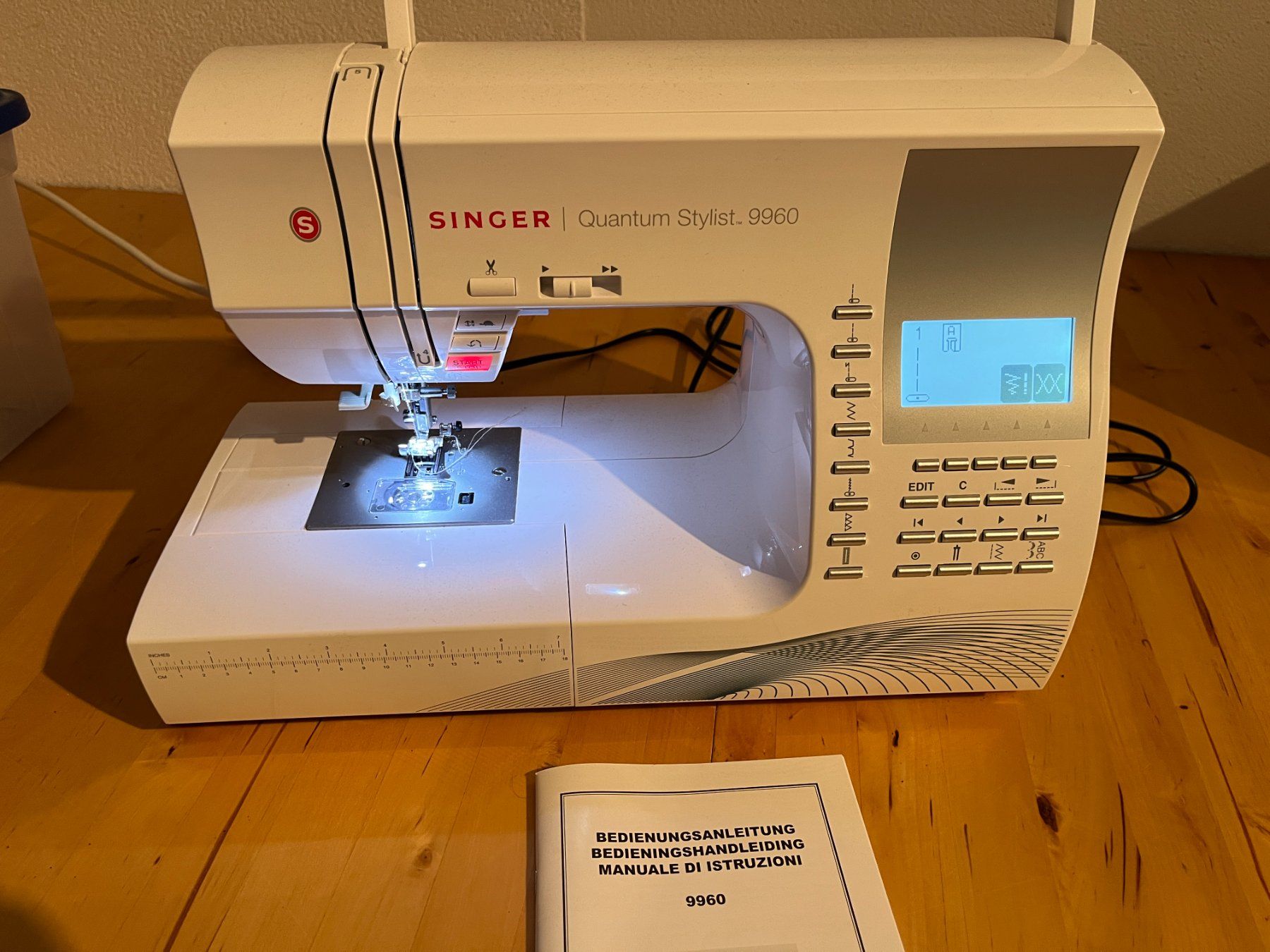 Singer Macchine da cucire: Singer 9960 Quantum Stylist Computer Freiarm – Nuovo (secondo la descrizione) da Bärschwil venduto da Neo_777