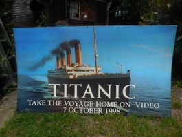 Grand panneau publicitaire pour la sortie vidéo de Titanic