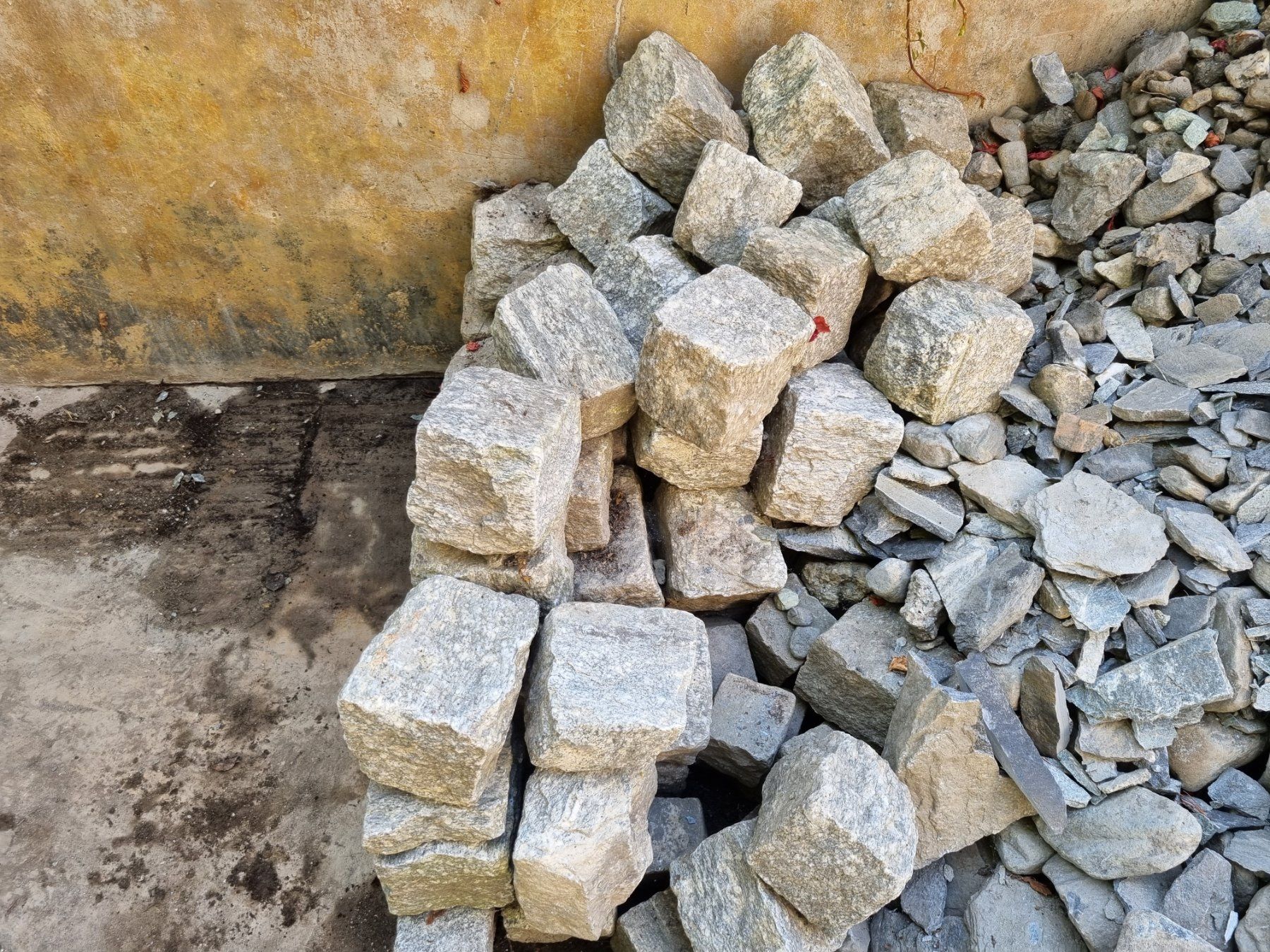 Pietre & tegole: gut 80 Stück Granit Pflastersteine, div. Grössen – Usato da Fürstenaubruck venduto da PizBeverin2018 6