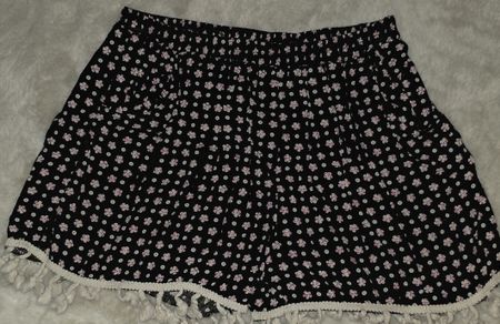 Sommerliche Shorts mit Blumenmuster, Grösse S/M