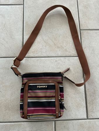 Tommy Hilfiger Hand-/ Umhängetasche  mit breitem Riemen